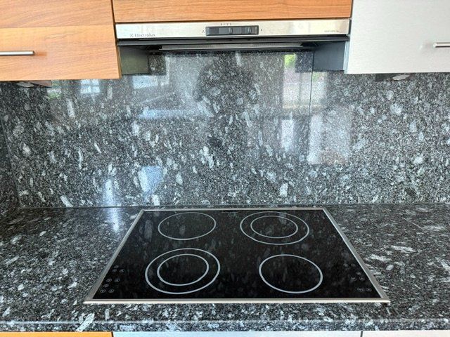 Cuisines complètes: Komplette Einbauküche mit Granit & Electrolux-Geräten – D'occasion à Wilen b. Wollerau par raschw 4