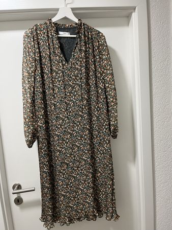 Robe Mango fleurie plissée