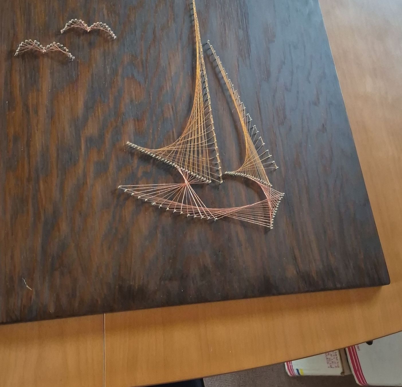 Foto & Immagini: String Art Bild - Segelboot auf dunklem Holz, Handarbeit – Usato da Erlinsbach venduto da lar_cl5g