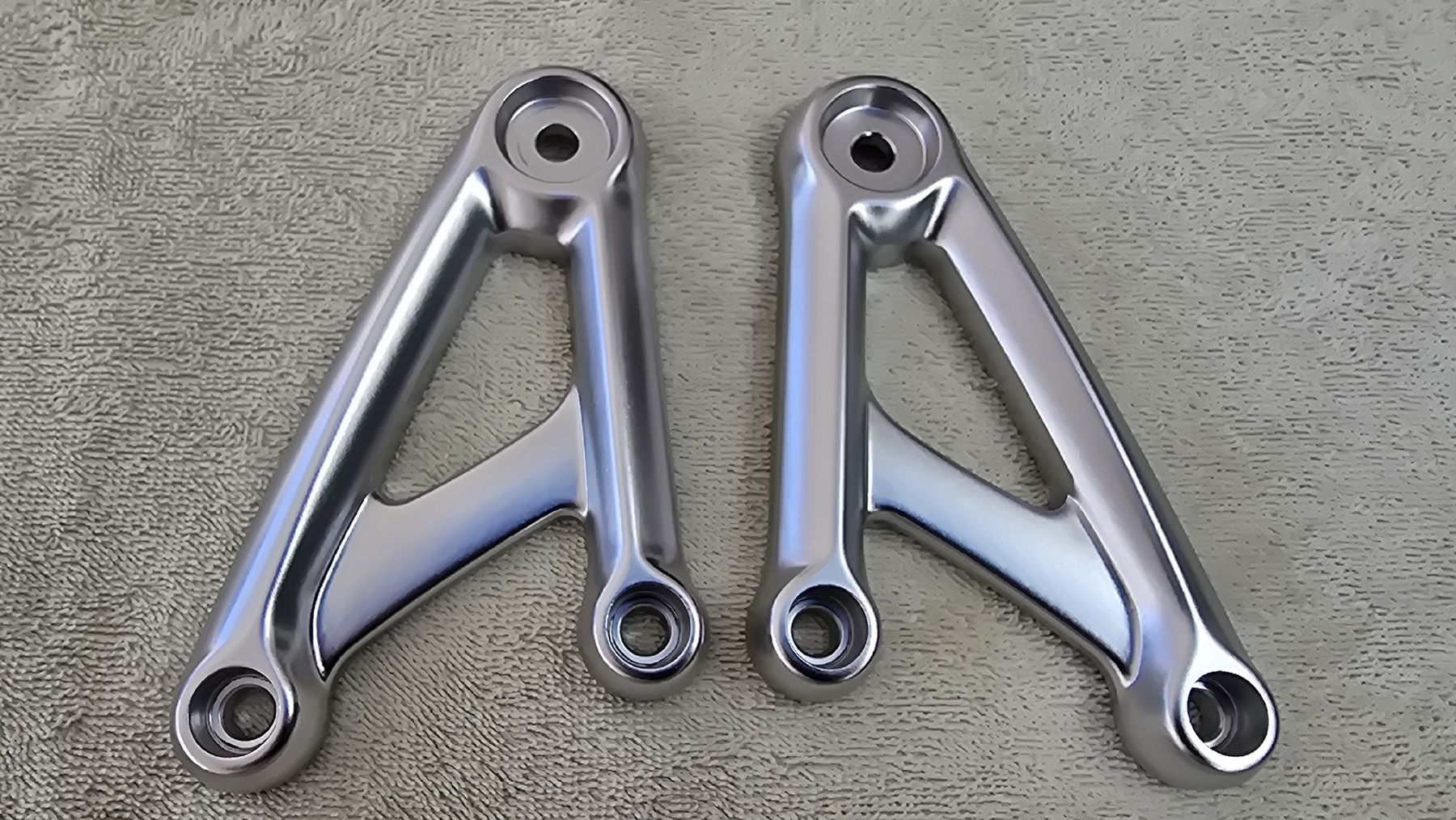 Triumph Tutti i ricambio per moto: Triumph Thruxton Scheinwerfer Halterung – Usato da Ennetbürgen venduto da ruuudi01