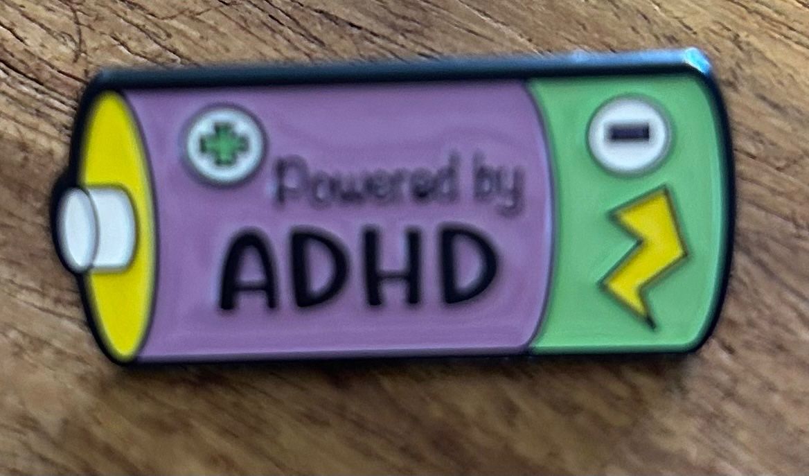 Plaquettes & Badges: Pin Batterie ' Powered by ADHD ' – Neuf avec emballage d'origine à Geneve par vane267