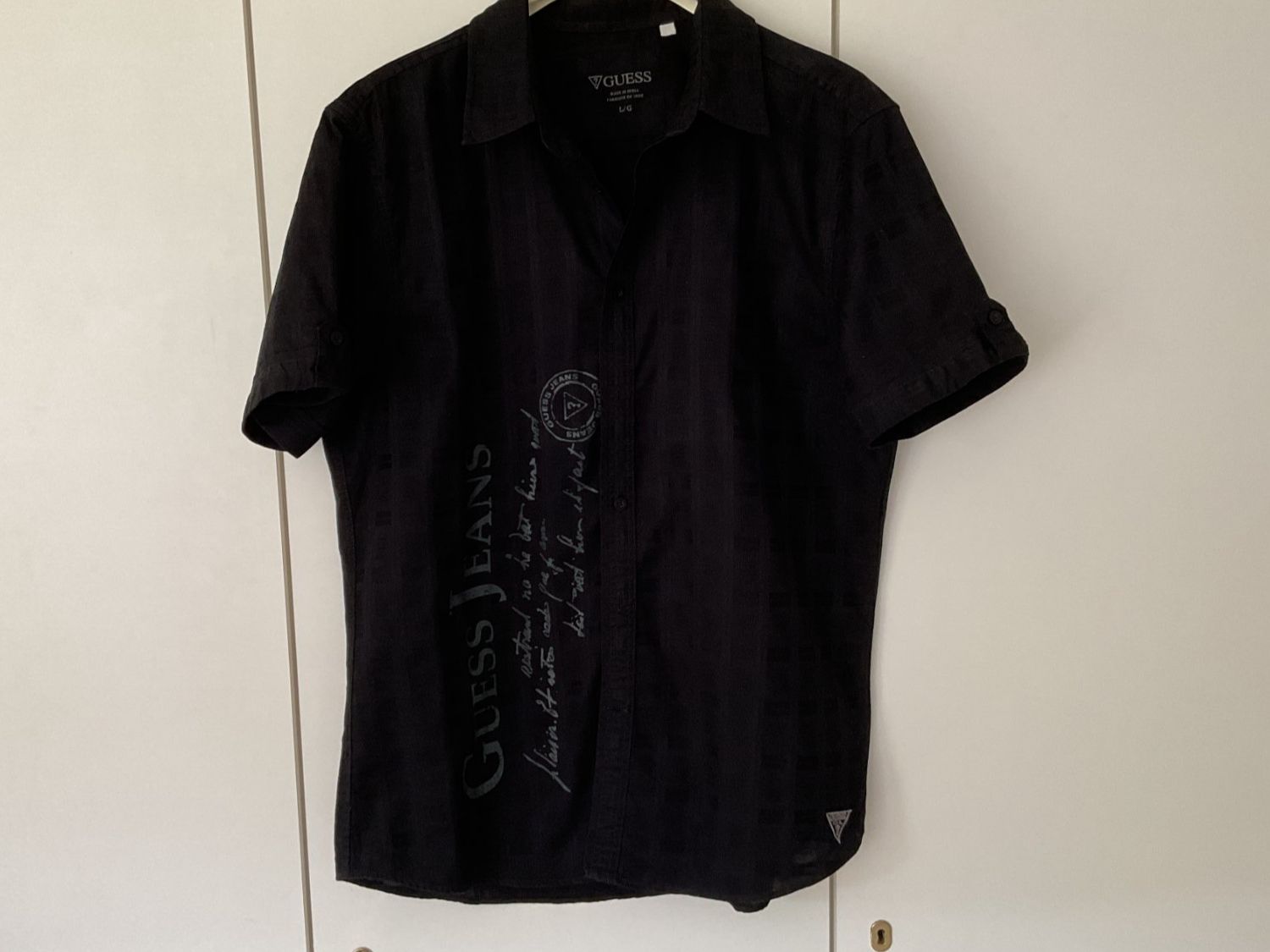 Guess Camicie: Guess - Hemd kurzarm, schwarz Gr. L – Usato da Walchwil venduto da Budy7