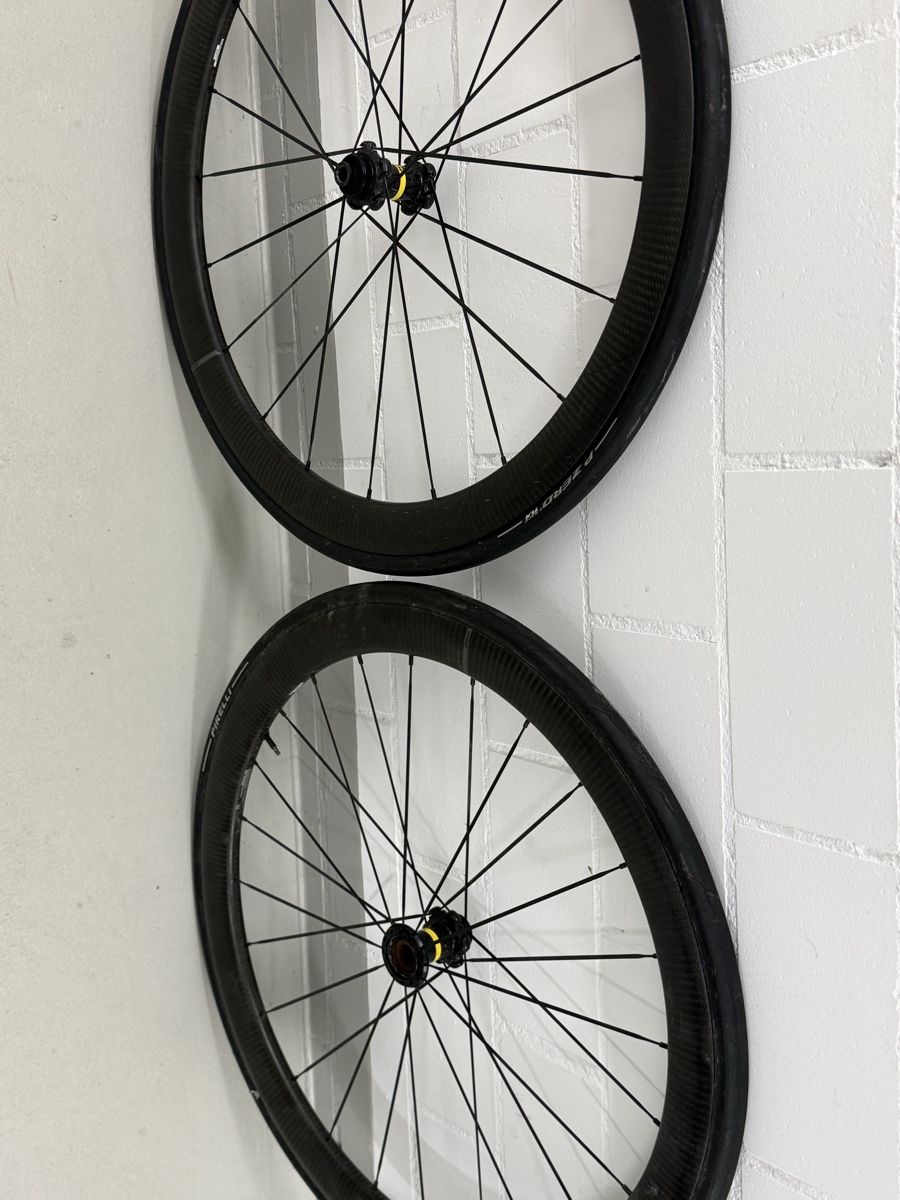 Pneus & Kompletträder: Lightweight Carbon Wheelset - Perfect for Spring Rides! – Gebraucht aus Oberägeri von sel_br7m
