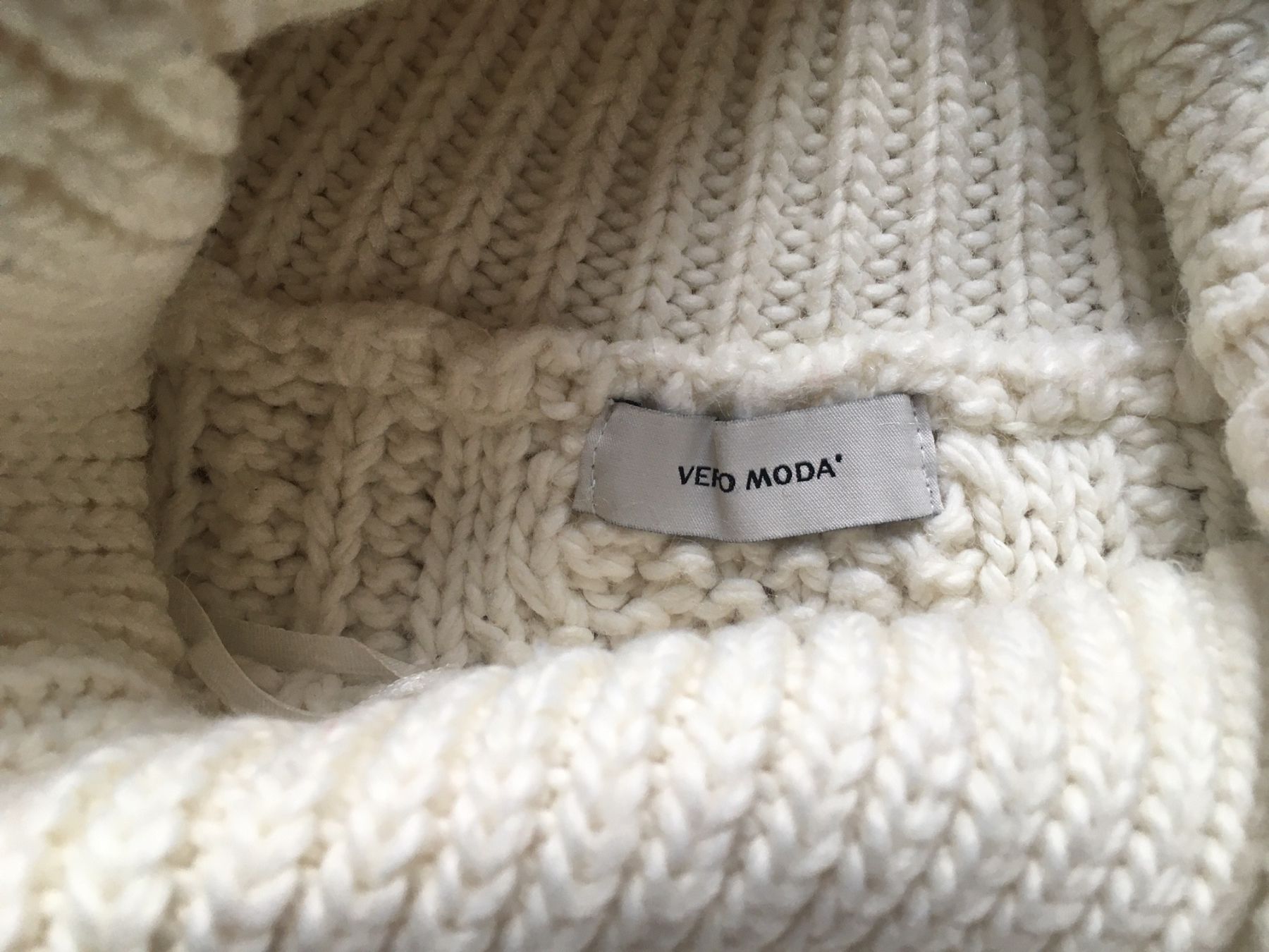 Pullover & Sweatshirts: weisser Strickpullover mit elegantem Ausschnitt, Vero Moda – Gebraucht aus Zürich von mignonmignon 3