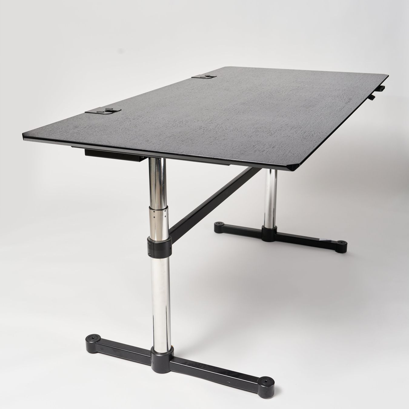 USM Schreibtische: USM Kitos M Plus Tisch 180x90 Eiche schwarz – Gebraucht aus Zürich von Zapro