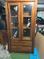 Vitrine und  Fernsehmöbel aus massiv Nussbaum Holz