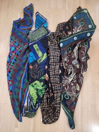 Lot de 4 foulards carrés soie  motifs divers 
