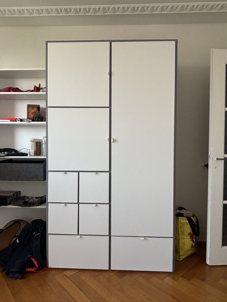 Armadi: Armoire - Blanche et grise - comme neuve ! – Nuovo (secondo la descrizione) da Lausanne venduto da Hightech78