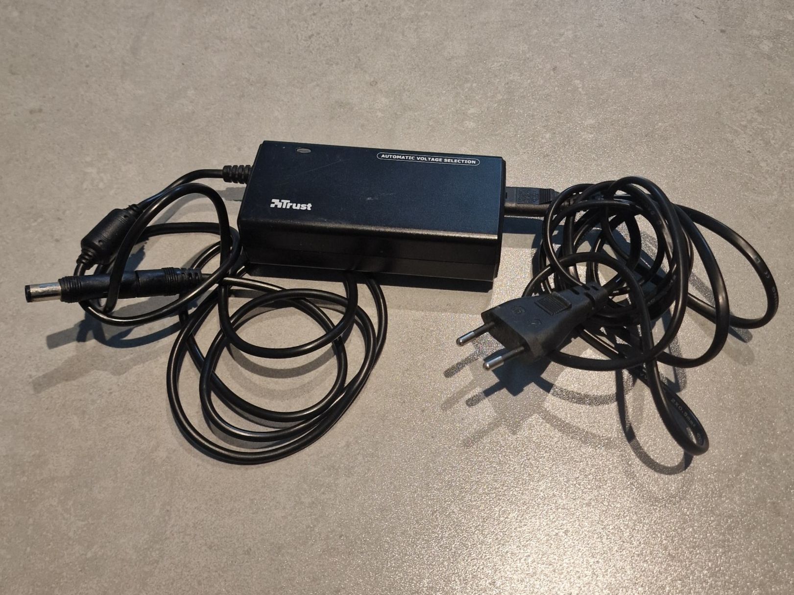Ladegerät: Trust - Universal Laptop-Ladegerät 90W / input 100-240V – Gebraucht aus Volketswil von K..