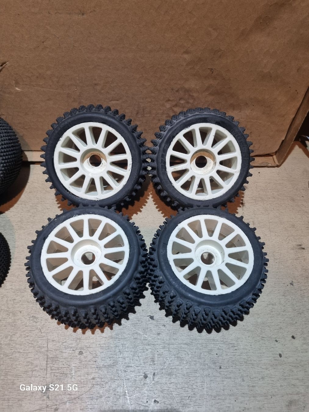 Modellismo RC: Reifen für 1:8 Modelle – Usato da Sisikon venduto da SanAndreas 1