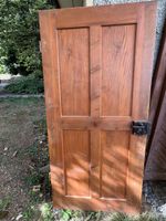Alte Holztüre mit Beschlägen gebrauchter Zustand