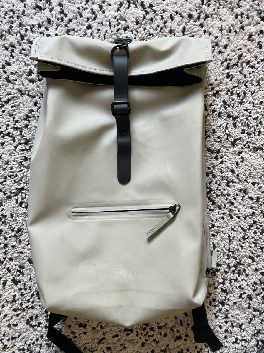 Rains Rucksäcke: Rains Backpack beige guter Zustand – Gebraucht aus Basel von Rabarta_666