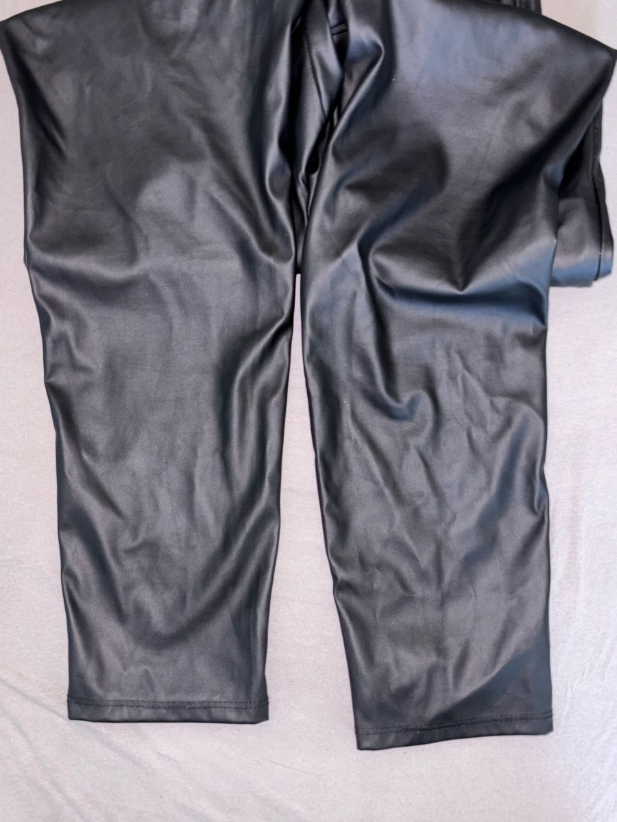 Hosen: BLACK FAUX LEATHER PANTS – Gebraucht aus Bern von kri_y8h8 2