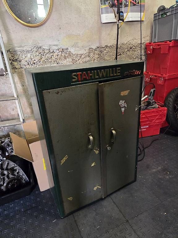 Armadi: Stahlwille Schrank Vintage – Usato da Nürensdorf venduto da Stoneman.