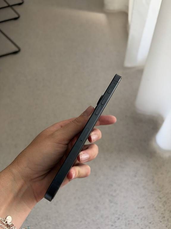 Telefoni cellulari / Smartphones: I Phone 15 Pro Max – Usato da Chur venduto da V1e2r3a4 3