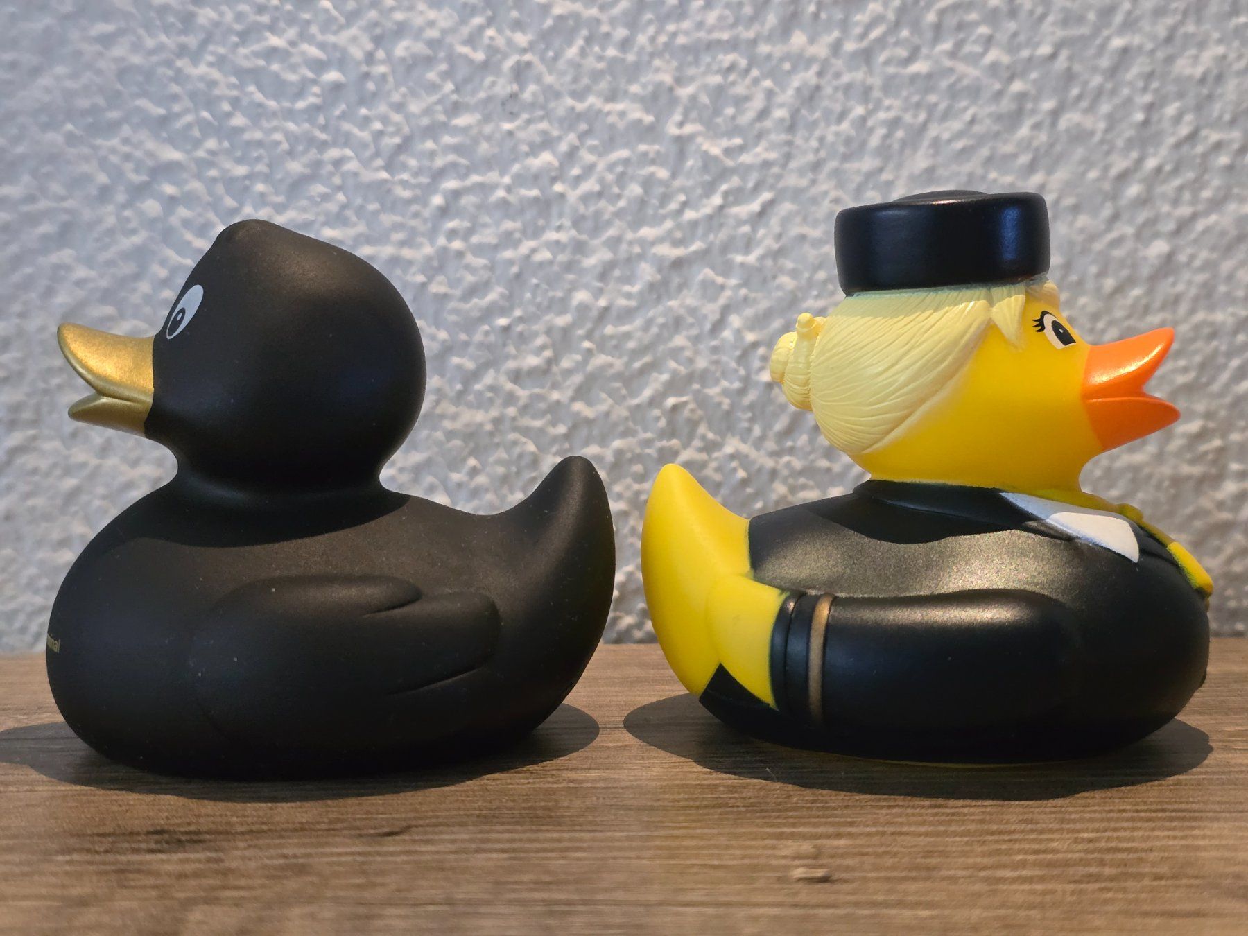 Lufthansa Giocattoli: Lufthansa Flight Crew Badeente Gummiente Ente First Class – Nuovo (secondo la descrizione) da Küsnacht ZH venduto da Hitch1 3