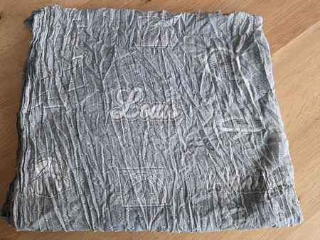 Foulard Louis Vuitton gris imprimé logo homme 100x180cm 