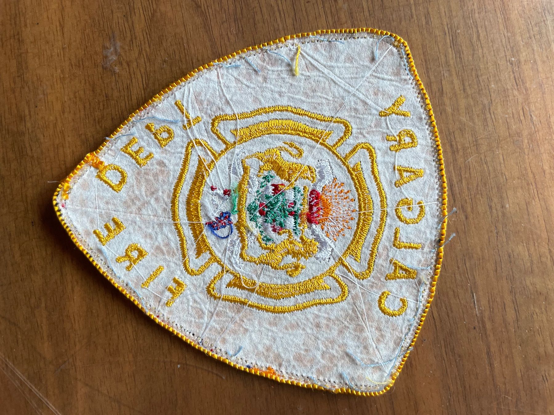 Placchette & Badge: 2 Stück orig. Calgary Fire Dept. Schulterabzeichen – Usato da Rafz venduto da stg101 2