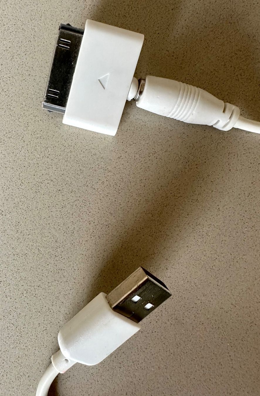 Kabel: Altes USB iphone/ipad Ladekabel – Gebraucht aus Schlieren von