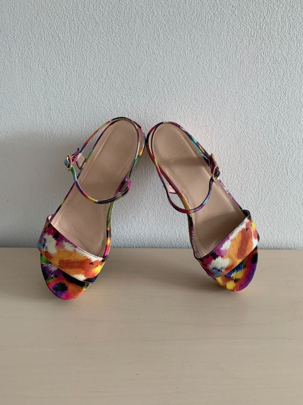 Stuart Weitzman Scarpe da donna: STUART WEITZMAN: Edle florale Lackleder Sandale, 37,5 – Nuovo (secondo la descrizione) da Luzern venduto da designluzern 6