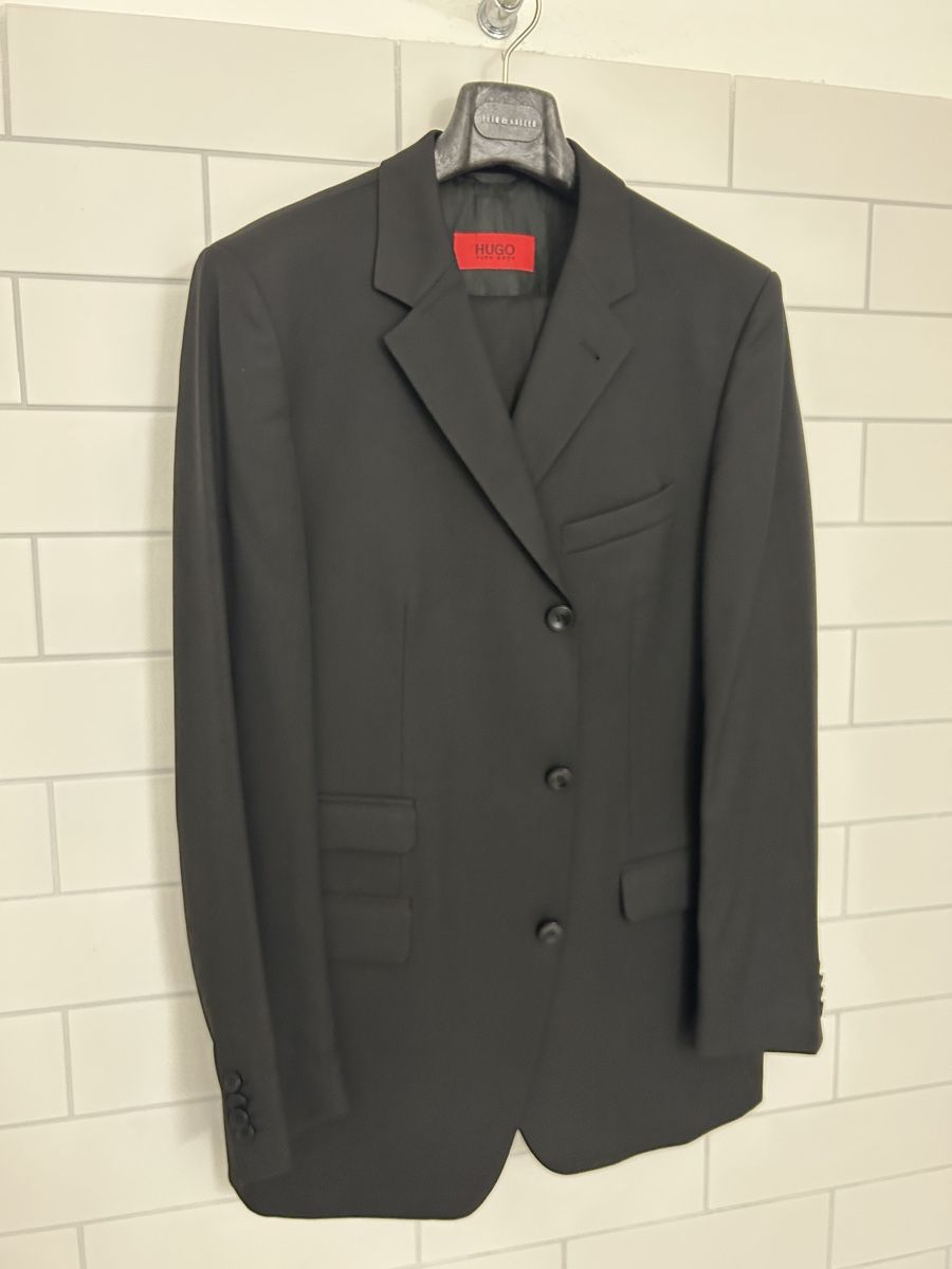 Hugo Boss Completi: HUGO BOSS Anzug schwarz Grösse 56 – Usato da Bülach venduto da INO_ 1