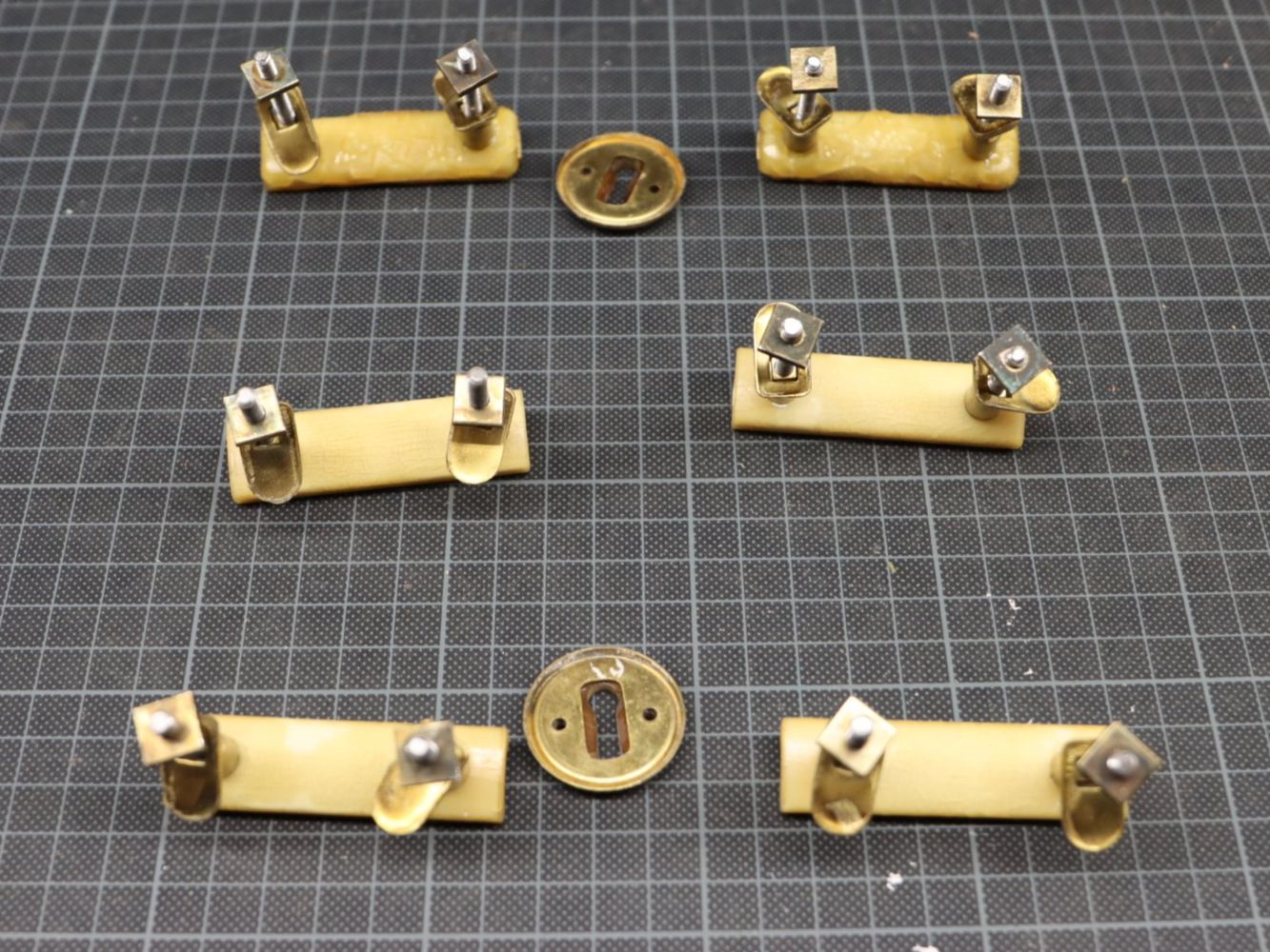 Eisenwaren: 8 teiliges Set Kommodengriffe & Schlossblenden – Gebraucht aus Emmetten von Super008 2