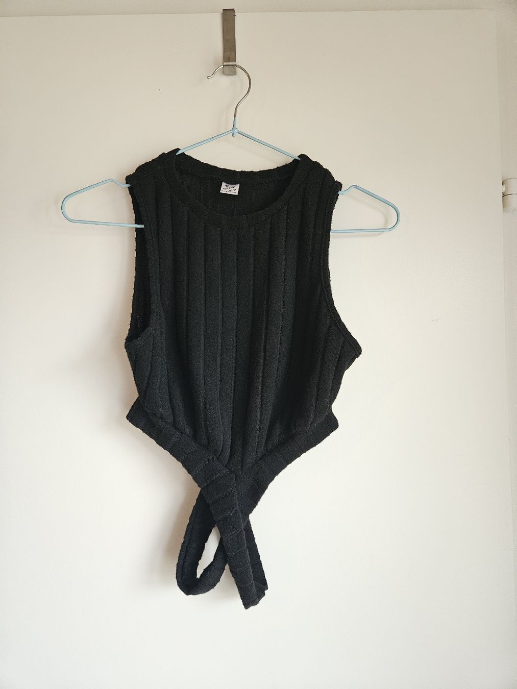 Top: schwarzes Crop-Top mit Cut-Outs von Temu – Usato da Ebikon venduto da SecondChance_byM 1