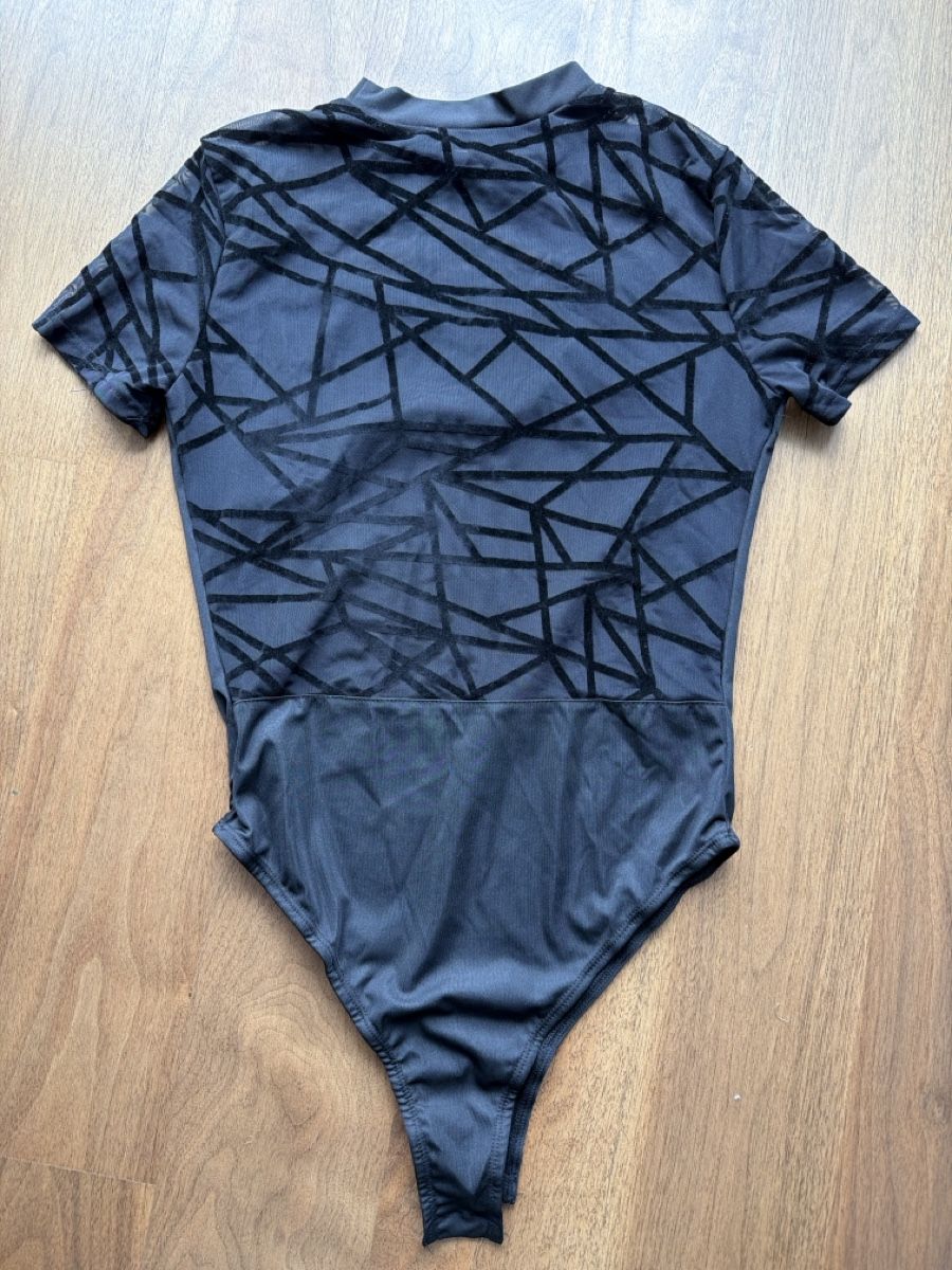 Top: neu Body mit geometrischem Muster, Grösse M – Nuovo (secondo la descrizione) da Weggis venduto da Doris 1
