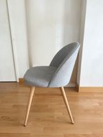 Esszimmerstühle grau mit Holzbeinen