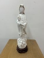 chinesische Blanc de Chine Kwan Yin Figur mit Lotusblume
