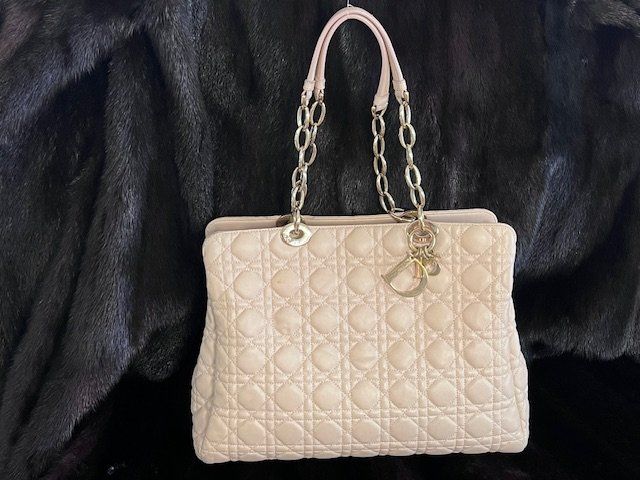 Dior Taschen für Damen: Dior Rose Leder Schultertasche – Gebraucht aus Schlieren von Fangolf