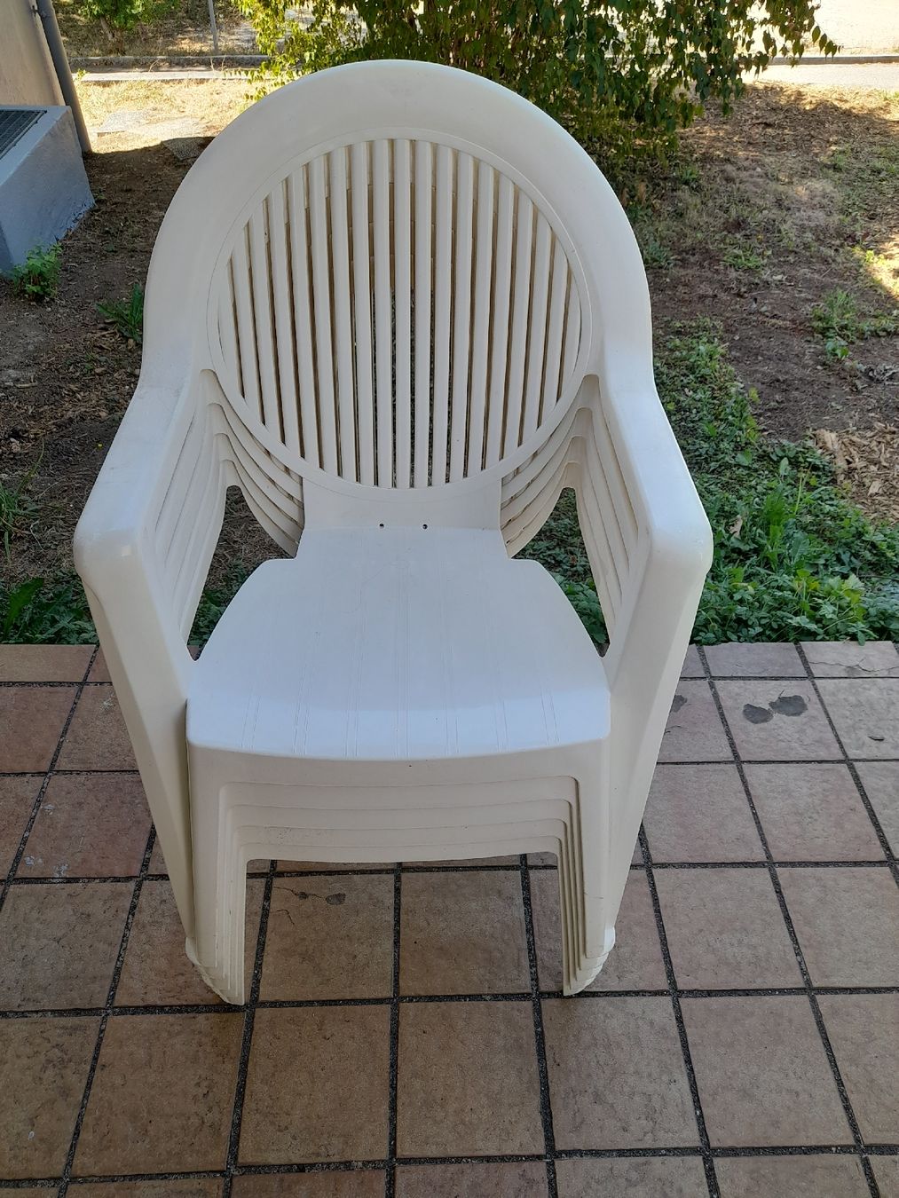 Chaises: 6 Gartenstühle weiss, Kunststoff – D'occasion à Füllinsdorf par merdian02 3
