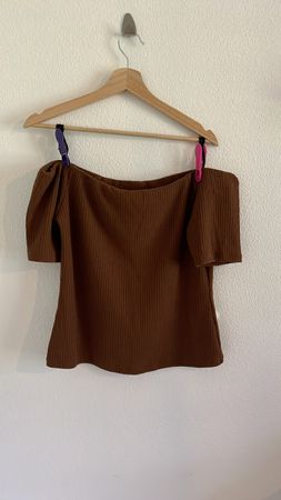 Haut marron épaules dénudées