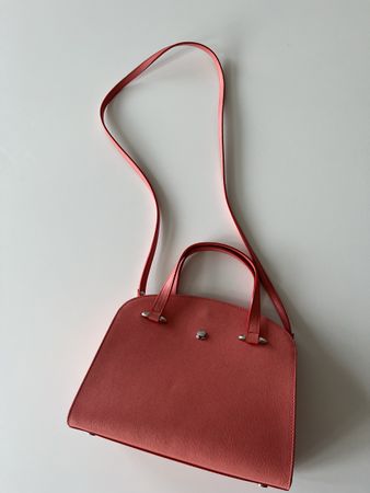 Handtasche Koralle Leder mit Umhängegurt, wie neu