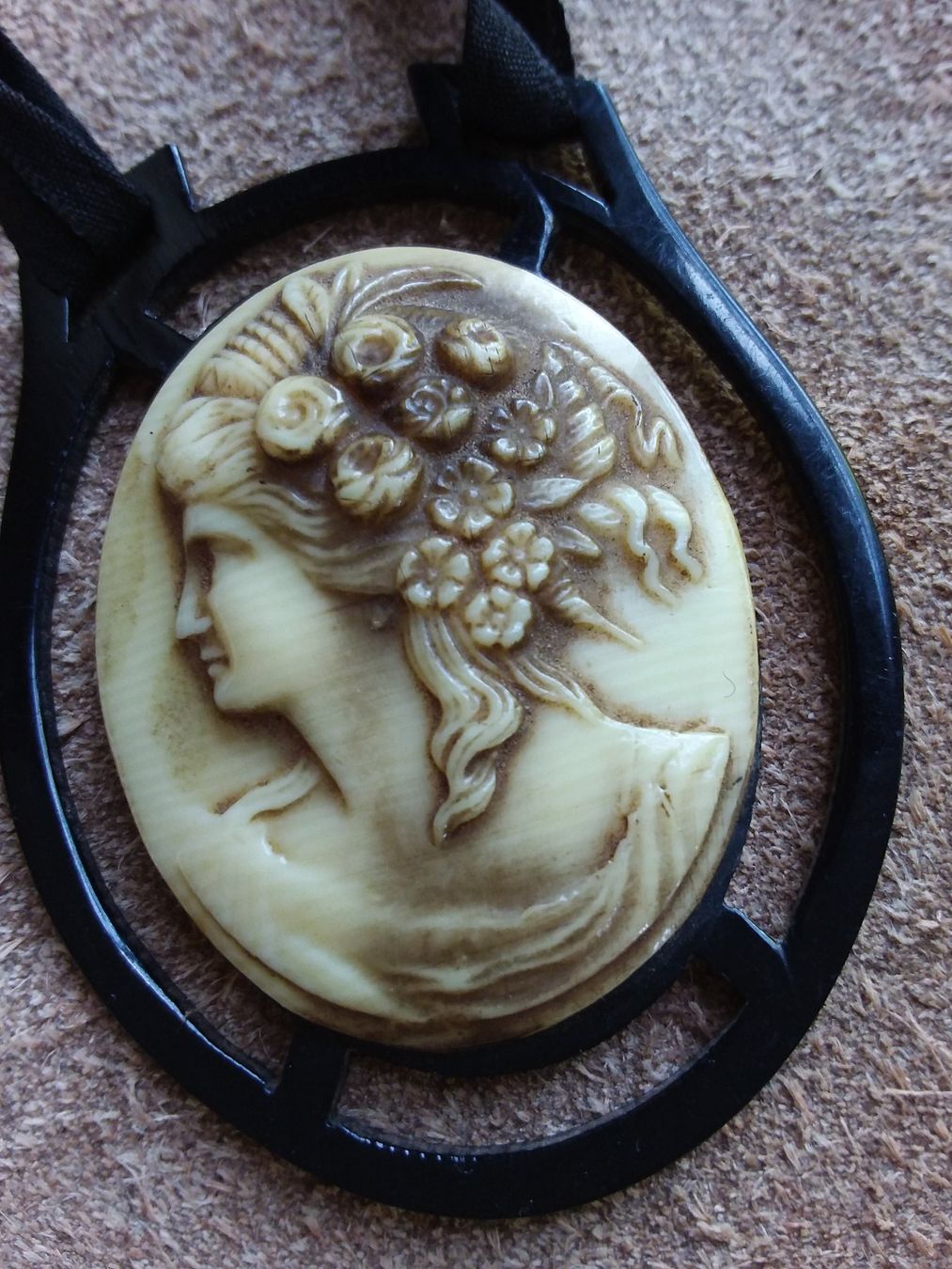 Anhänger: Antiker Celluloid Kamee Anhänger, ca 1930 – Gebraucht aus Zürich von Aleick 1