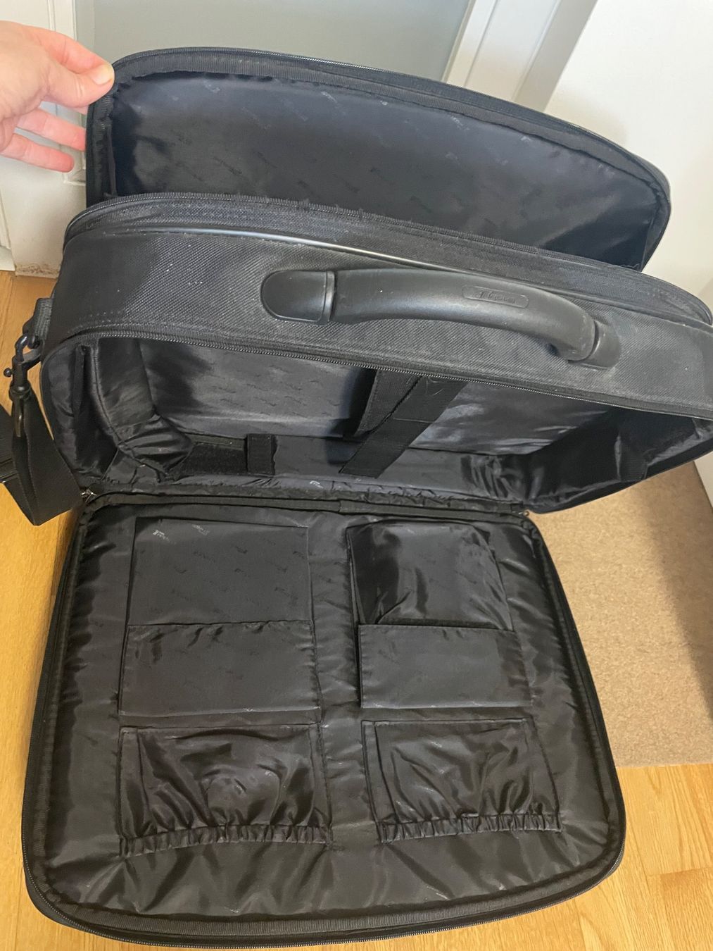 Targus Taschen: Laptoptasche Targus schwarz – Gebraucht aus Therwil von lea_tsz9 2