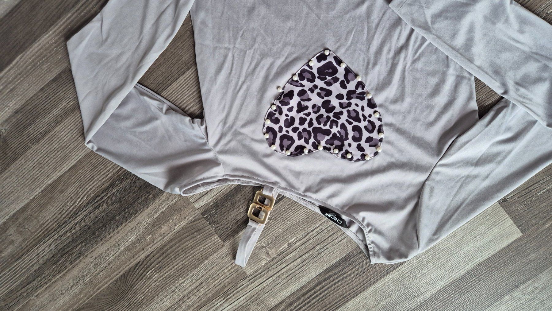 T-shirt: Maglietta elegante con decoro perline – Usato da Gordevio venduto da RUBY104 1