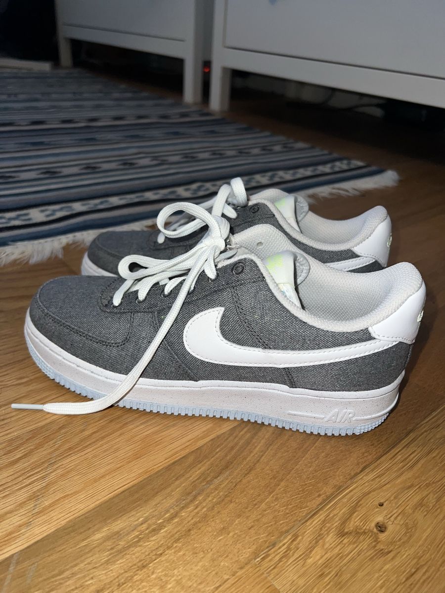 Nike Scarpe da uomo: Nike Air Force 1 - grau / Grösse 38.5 – Nuovo (secondo la descrizione) da Aegerten venduto da pinkpanda_