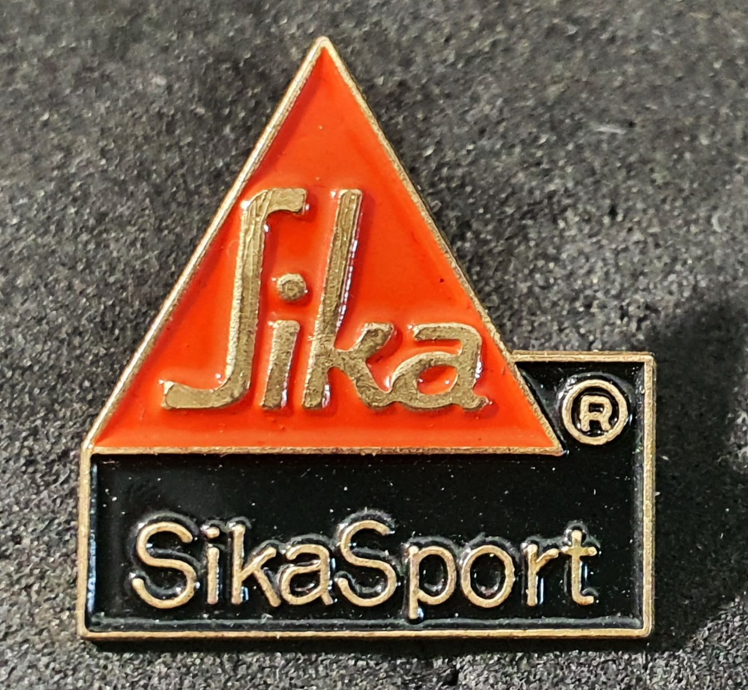 Placchette & Badge: CC881 - Pin Sika SikaSport Logo – Usato da Reinach BL venduto da Boston-Verkauf