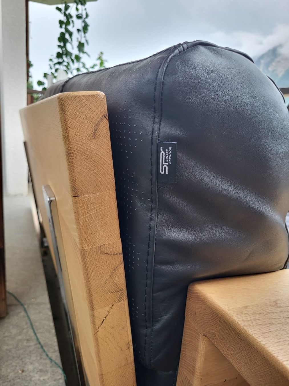 Sofas: Ledersofa mit Holzrahmen – D'occasion à Klosters par sel_zb7z 7