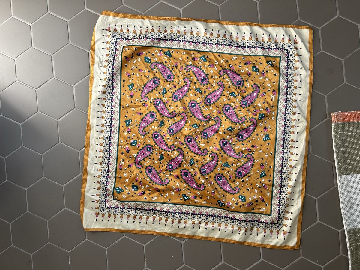 Foulard & Sciarpe: Foulard mit Designs – Usato da Zürich venduto da ori_9dcy 1