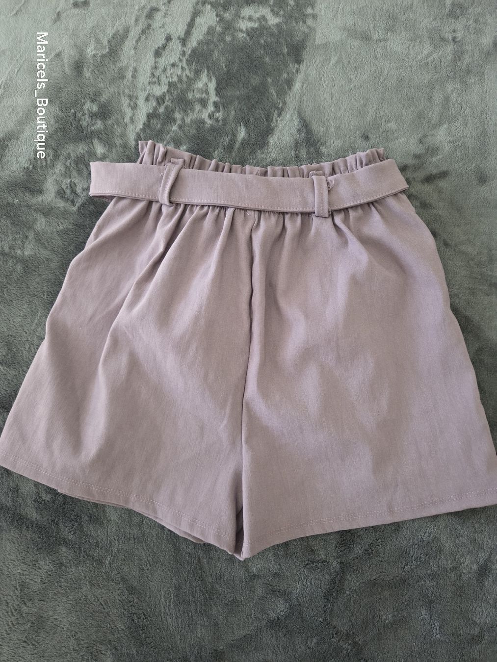 Hosen: Hohe Taille Buckle Short mit zwei Seitentaschen – Gebraucht aus Winterthur von Maricels_Boutique 1