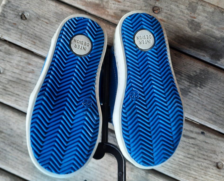 Schuhe für Jungen: 2Paar Neue Kinderschuhe, Grösse 20 + 27, – Gebraucht aus Walterswil SO von Fundort 5