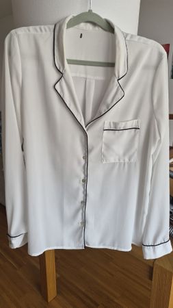 Bluse weiss, schwarze Bordierung Gr. M/L Zustand gebraucht