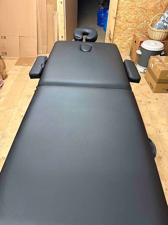 Lettini & sedie per cosmetici: Table de massage en bois réglable, rembourée. – Usato da Oppens venduto da fab_6zfc