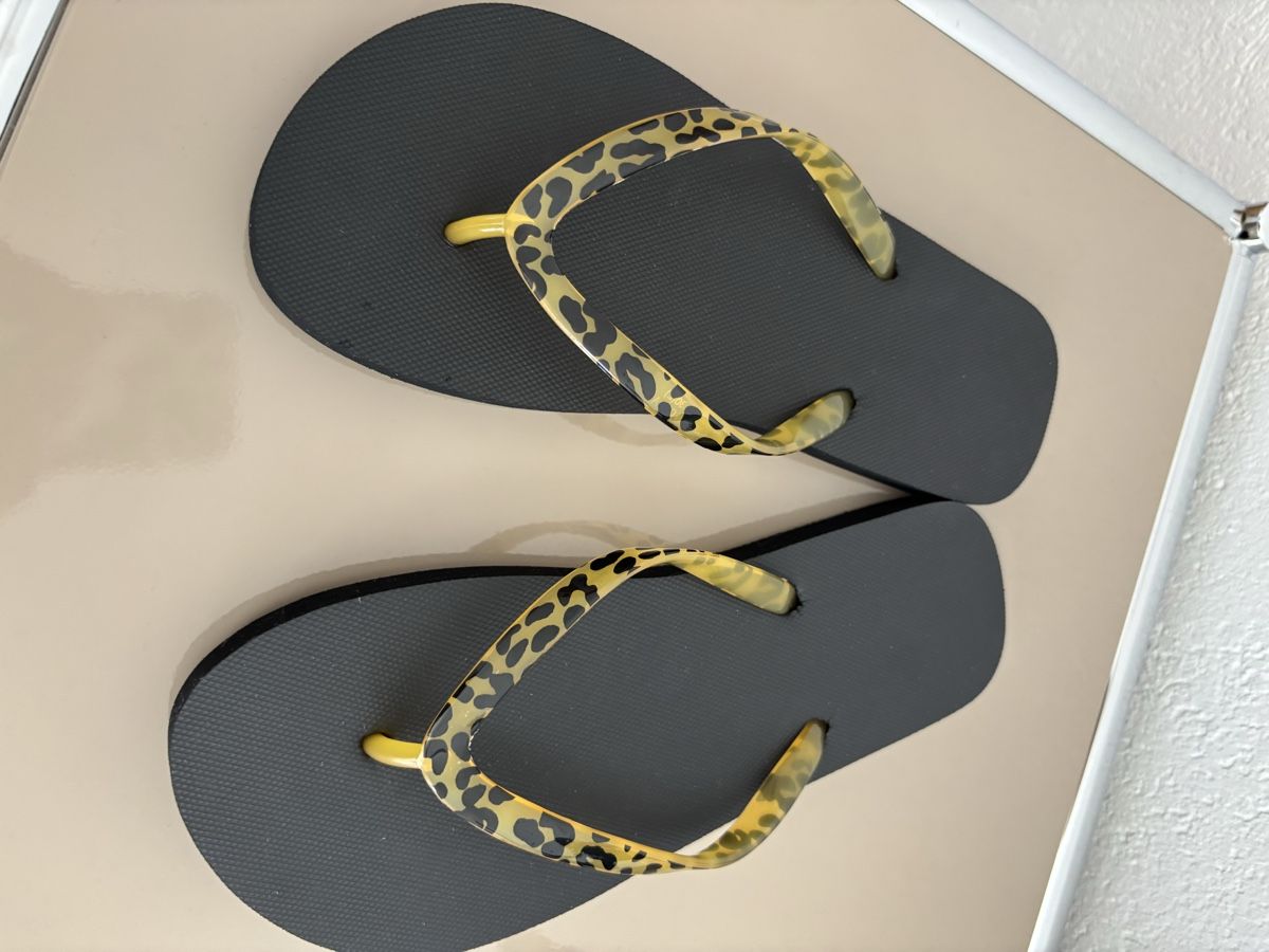 Chaussures hommes: Flip Flops mit Leoprint Gr 35/36 – D'occasion à Boniswil par Biancaneve91