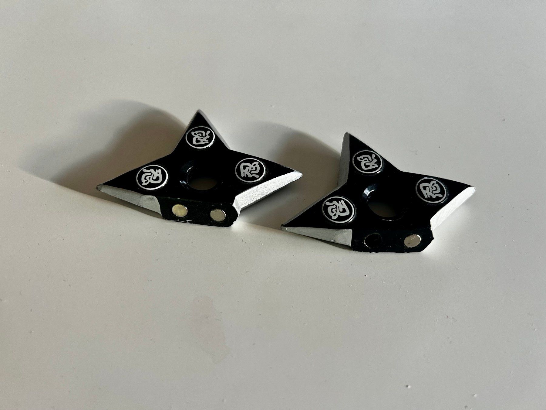 Calamite: 2er-Set Shuriken-Magnete – Usato da Dietlikon venduto da Mankai 2