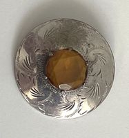Schottische Vintage-Brosche mit gelbbraunem Stein