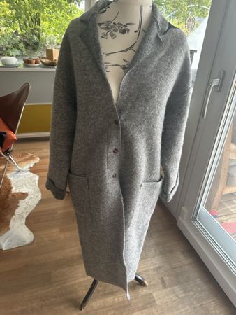 Langer Mantel grau Wolle mit Feder Applikation Zustand neu