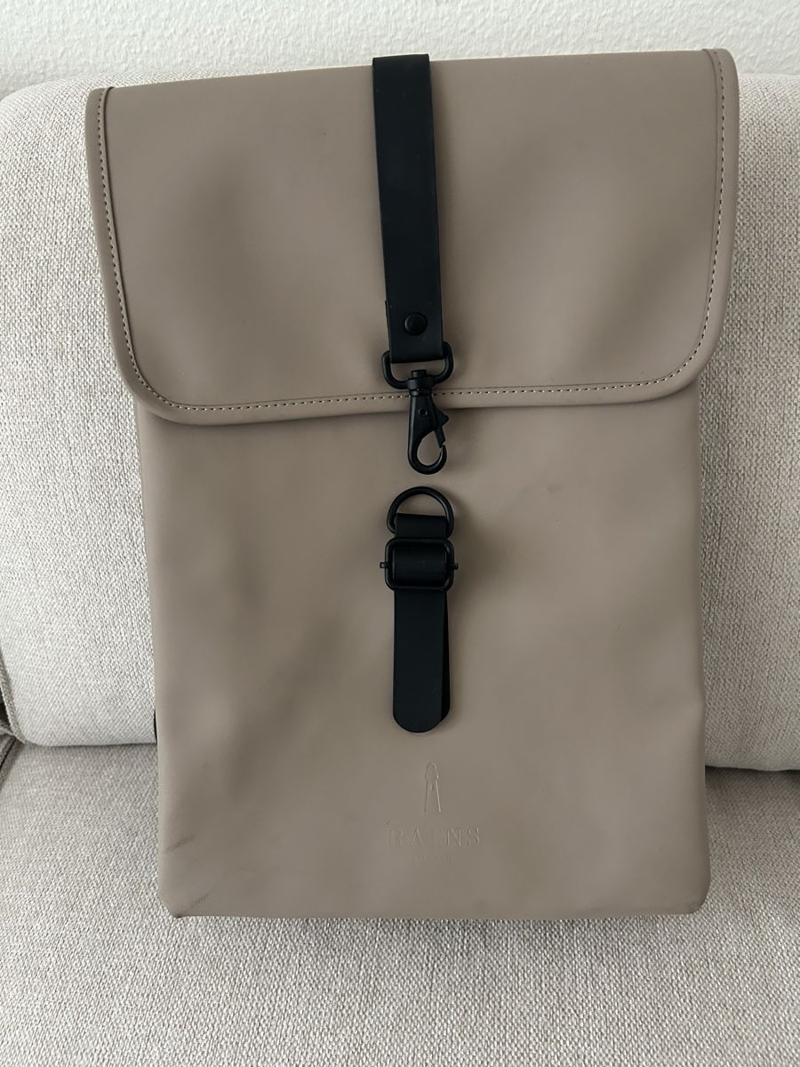 Rains Zaini: Rains beige waterproof backpack, minimalist Scandi style! – Usato da Zürich venduto da Nik_Kat